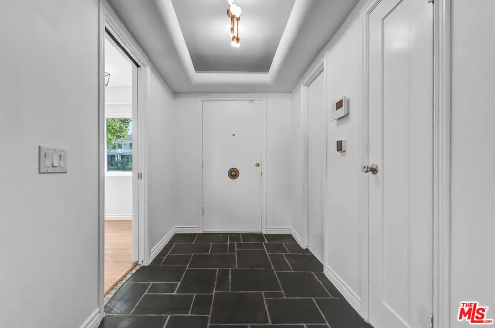 1801 Buckingham Road Los Angeles, CA 90019