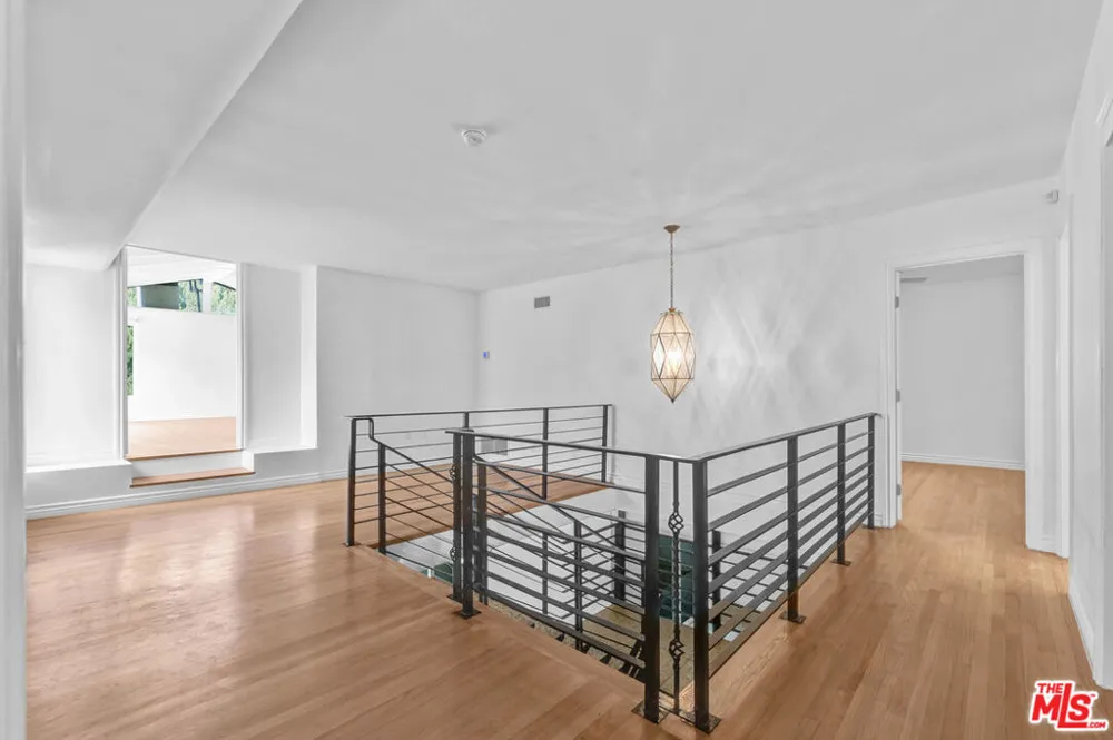 1801 Buckingham Road Los Angeles, CA 90019