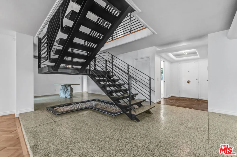 1801 Buckingham Road Los Angeles, CA 90019