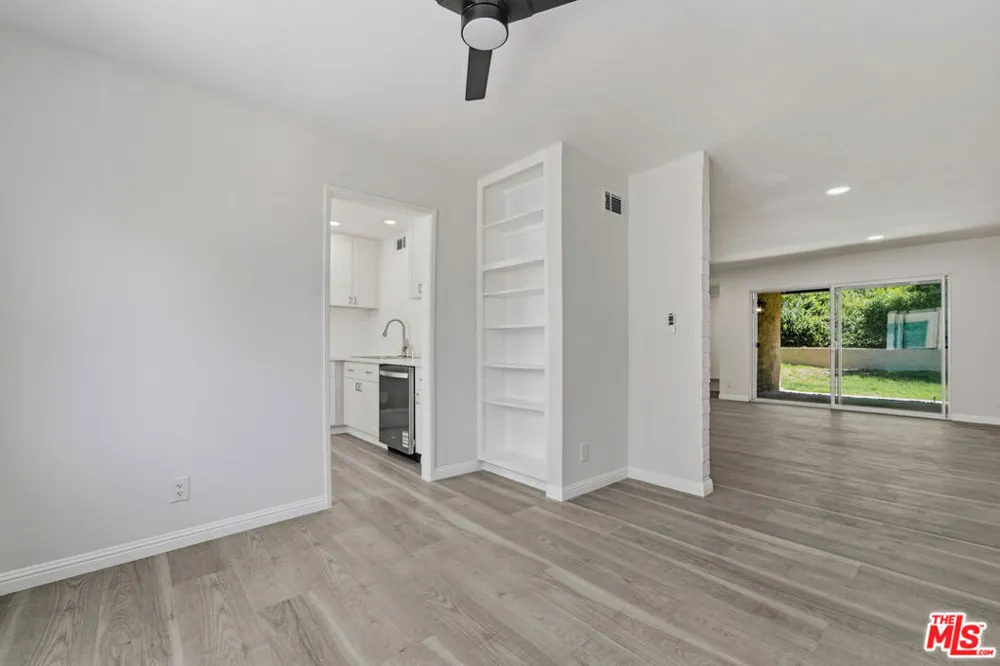 9545 Via Venezia Los Angeles, CA 91504