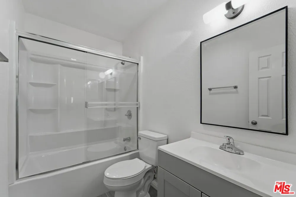 9545 Via Venezia Los Angeles, CA 91504