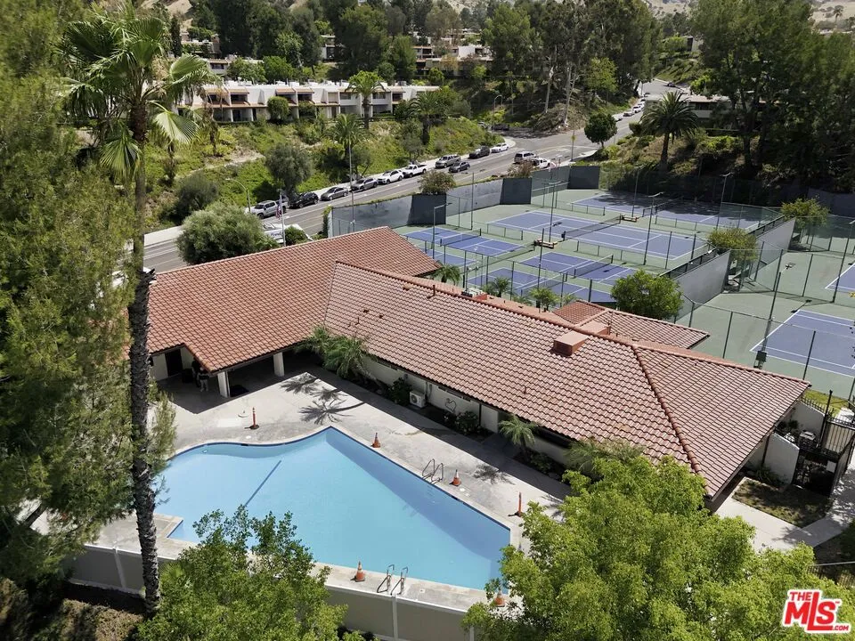 9545 Via Venezia Los Angeles, CA 91504