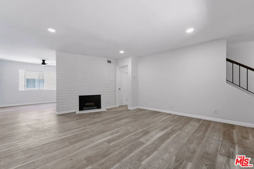 9545 Via Venezia Los Angeles, CA 91504