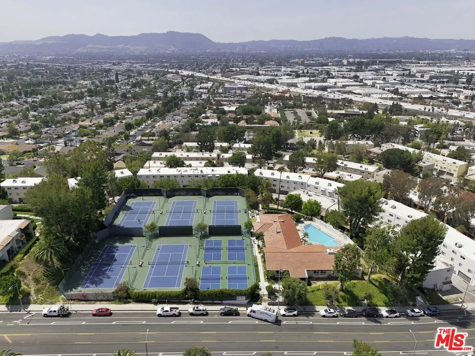 9545 Via Venezia Los Angeles, CA 91504