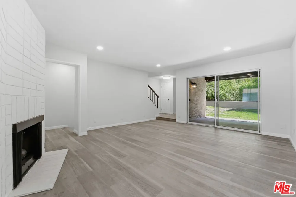9545 Via Venezia Los Angeles, CA 91504