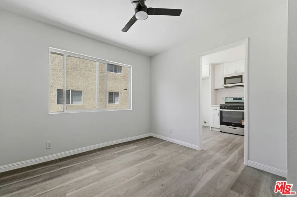 9545 Via Venezia Los Angeles, CA 91504