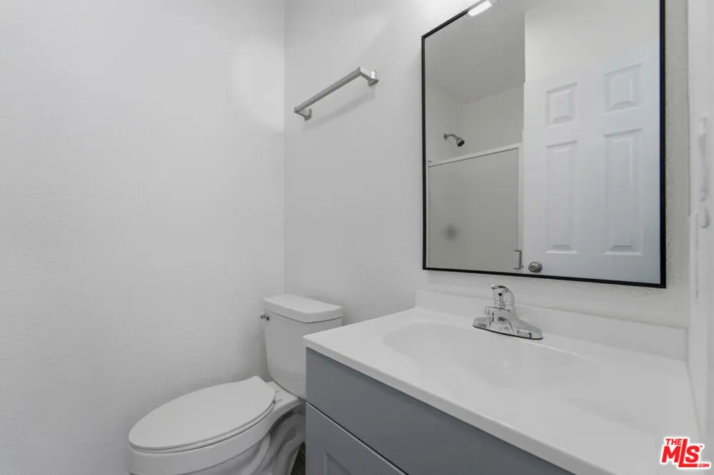 9545 Via Venezia Los Angeles, CA 91504