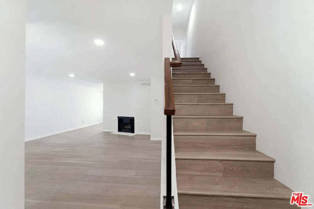 9545 Via Venezia Los Angeles, CA 91504