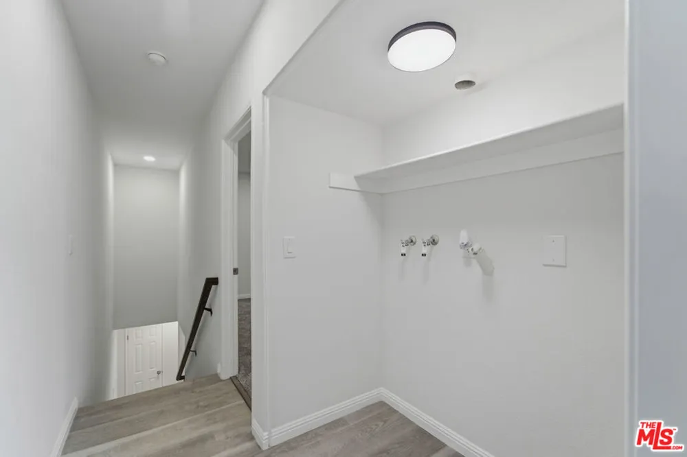 9545 Via Venezia Los Angeles, CA 91504
