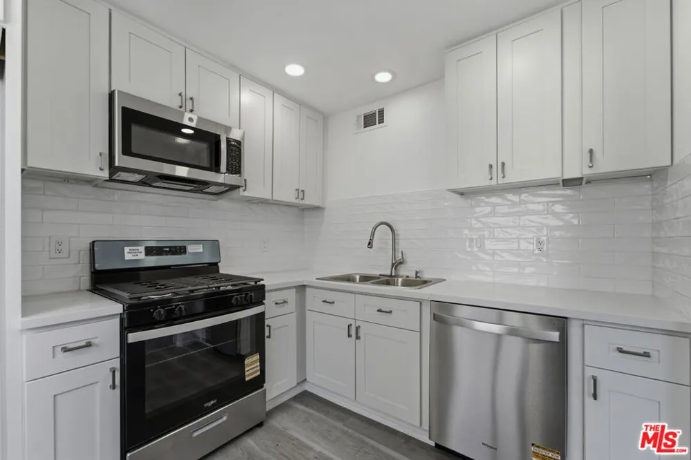 9545 Via Venezia Los Angeles, CA 91504