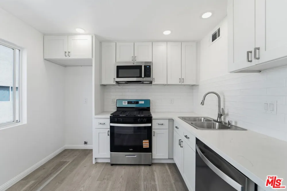 9545 Via Venezia Los Angeles, CA 91504