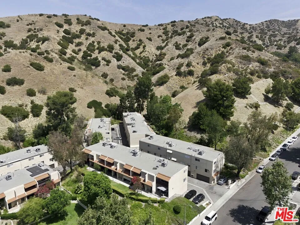 9545 Via Venezia Los Angeles, CA 91504