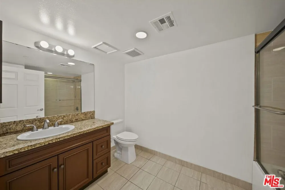 5315 Bellingham Avenue #204 Valley Village, CA 91607