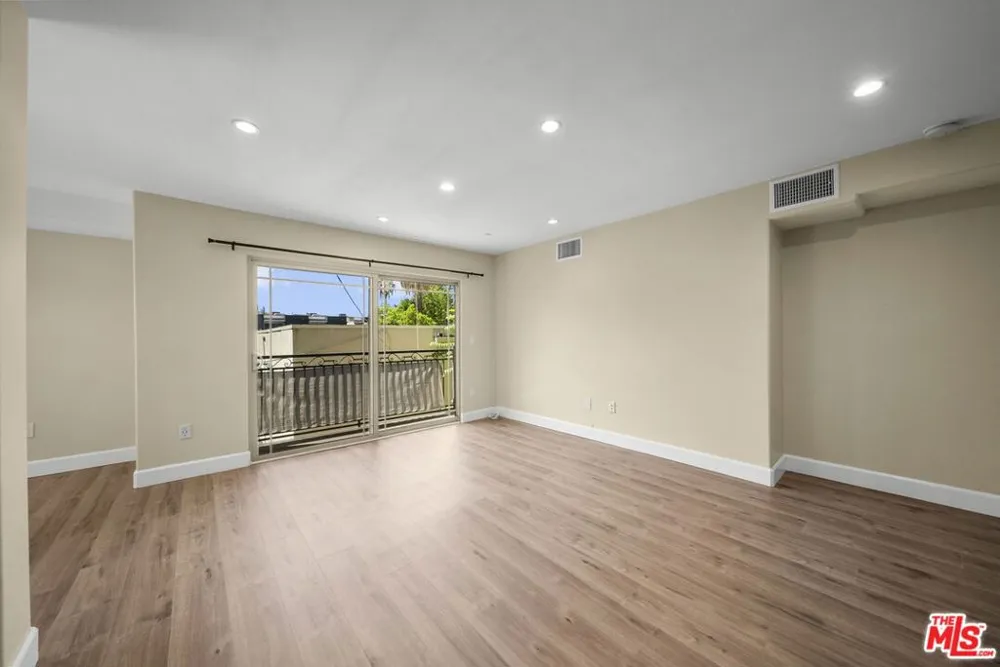 5315 Bellingham Avenue #204 Valley Village, CA 91607