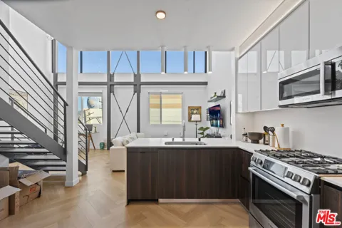 5570 Melrose #405