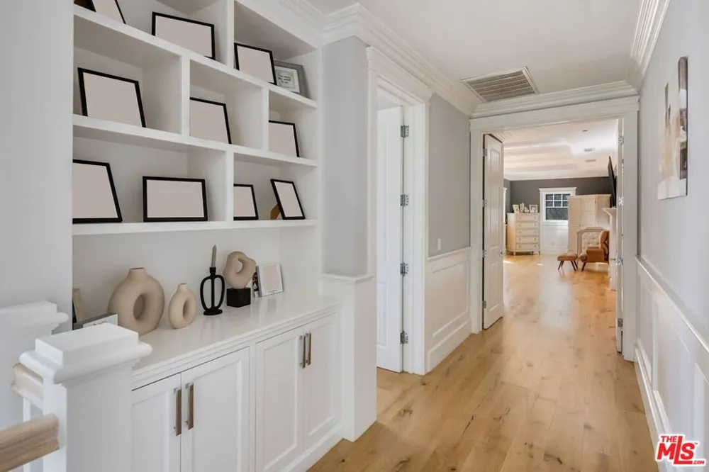 5523 Longridge Avenue Sherman Oaks, CA 91401
