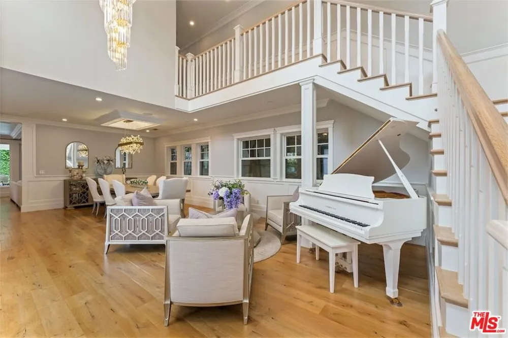 5523 Longridge Avenue Sherman Oaks, CA 91401
