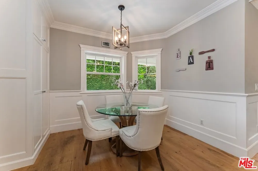 5523 Longridge Avenue Sherman Oaks, CA 91401