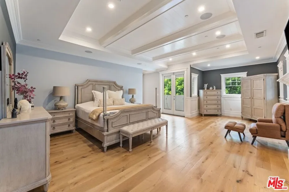 5523 Longridge Avenue Sherman Oaks, CA 91401