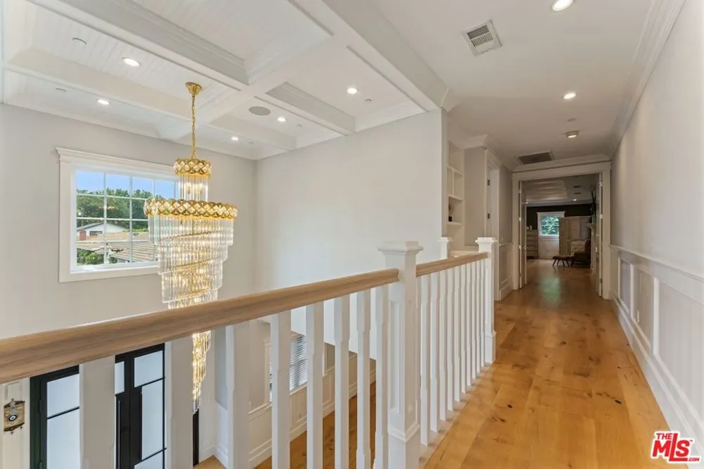 5523 Longridge Avenue Sherman Oaks, CA 91401