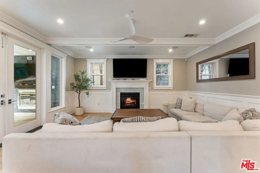 5523 Longridge Avenue Sherman Oaks, CA 91401