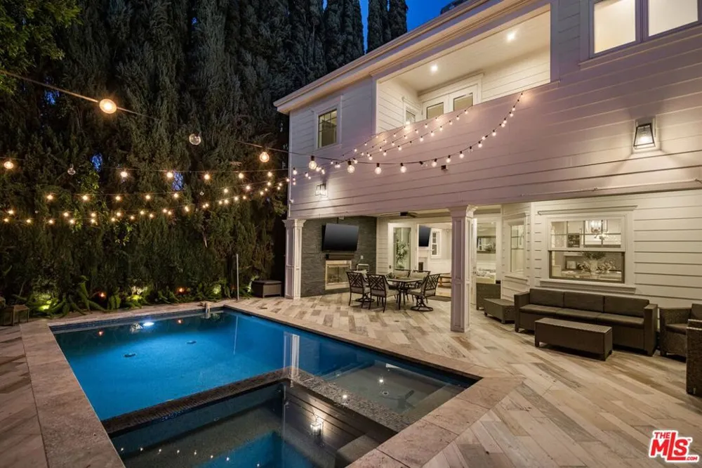 5523 Longridge Avenue Sherman Oaks, CA 91401