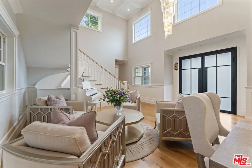 5523 Longridge Avenue Sherman Oaks, CA 91401