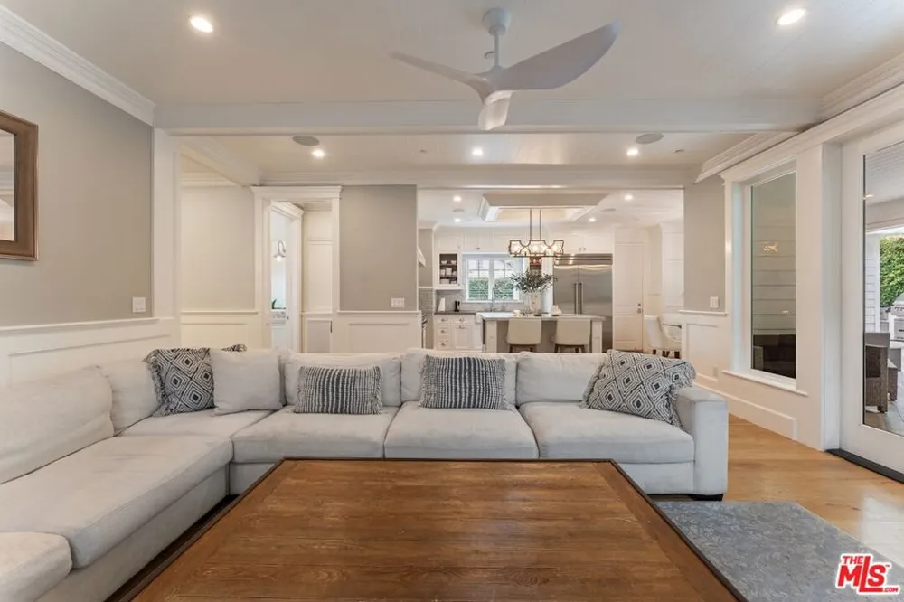 5523 Longridge Avenue Sherman Oaks, CA 91401
