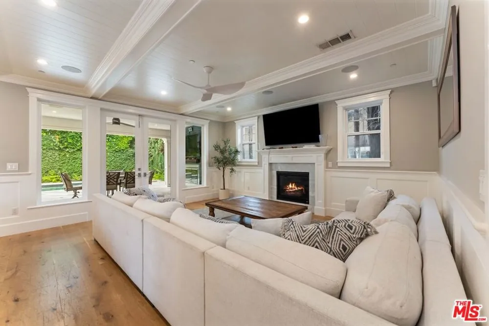 5523 Longridge Avenue Sherman Oaks, CA 91401