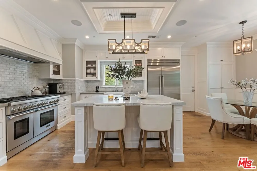 5523 Longridge Avenue Sherman Oaks, CA 91401