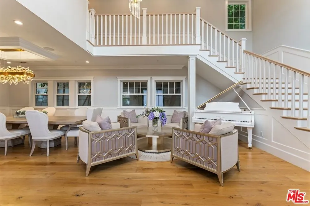 5523 Longridge Avenue Sherman Oaks, CA 91401