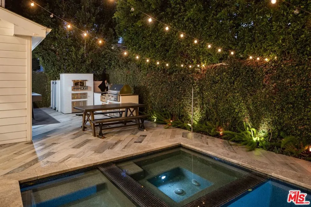 5523 Longridge Avenue Sherman Oaks, CA 91401