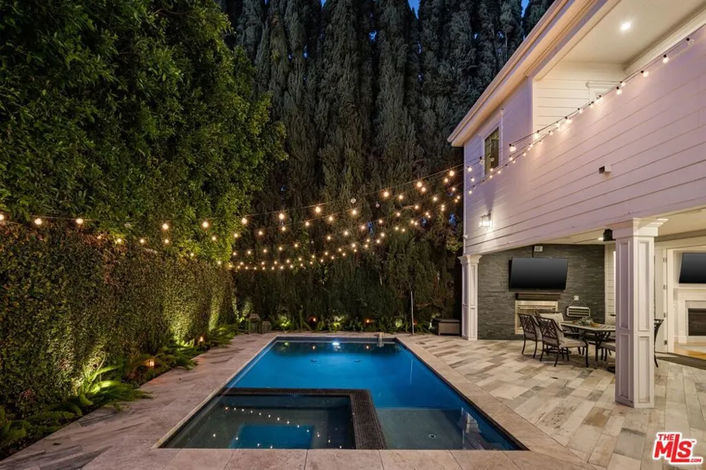 5523 Longridge Avenue Sherman Oaks, CA 91401