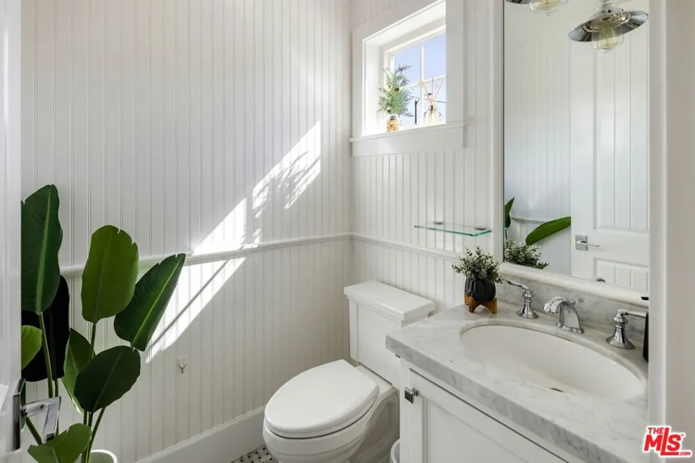 5523 Longridge Avenue Sherman Oaks, CA 91401