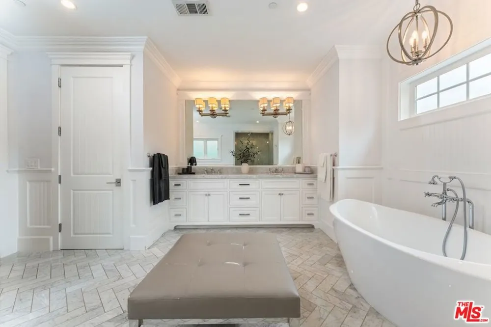 5523 Longridge Avenue Sherman Oaks, CA 91401