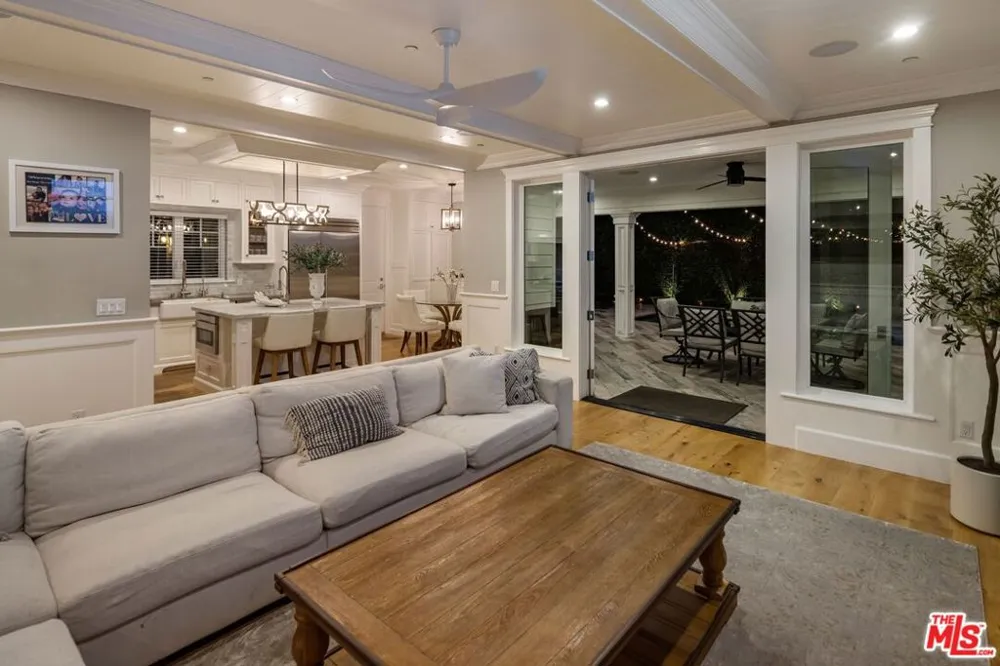 5523 Longridge Avenue Sherman Oaks, CA 91401