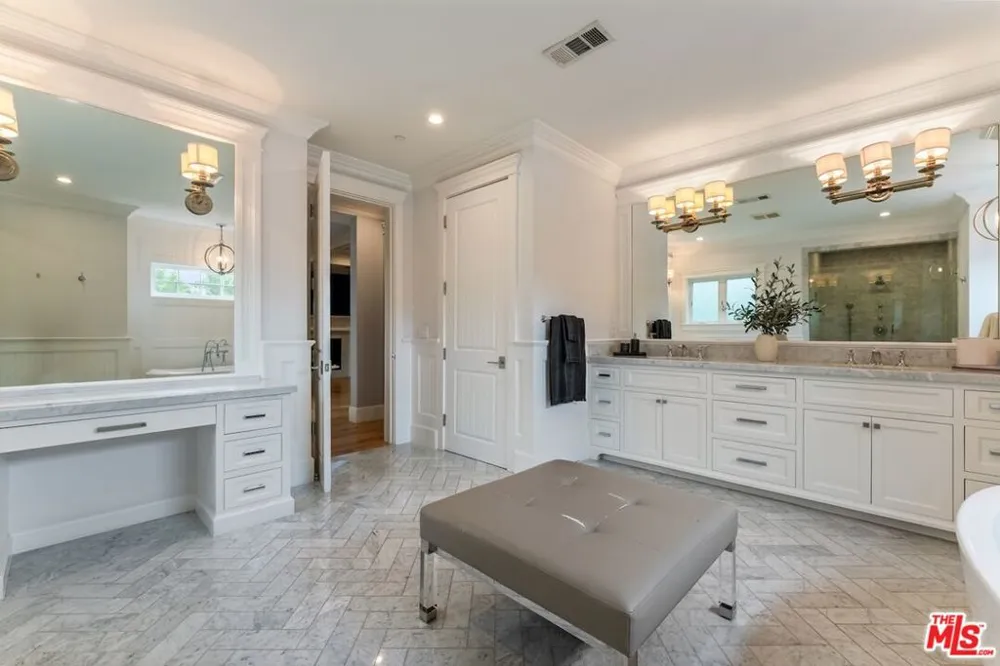 5523 Longridge Avenue Sherman Oaks, CA 91401