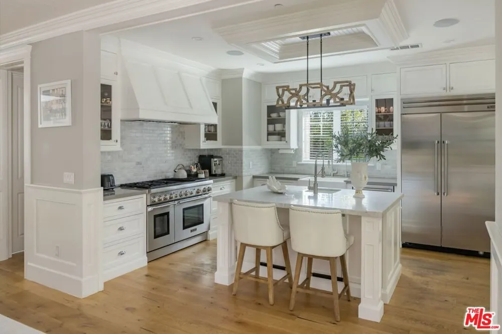 5523 Longridge Avenue Sherman Oaks, CA 91401