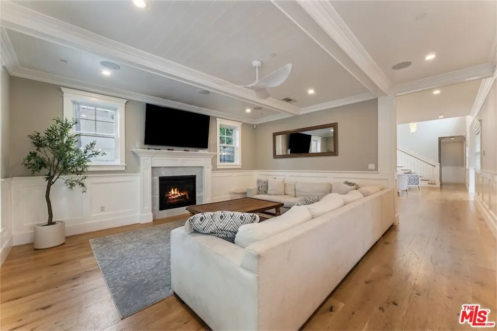 5523 Longridge Avenue Sherman Oaks, CA 91401