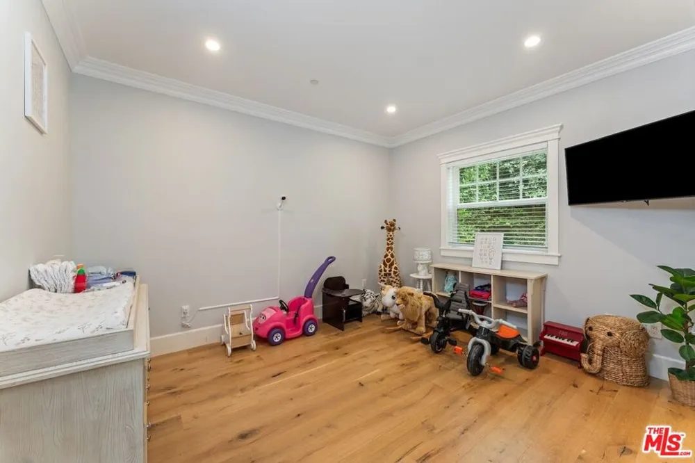 5523 Longridge Avenue Sherman Oaks, CA 91401