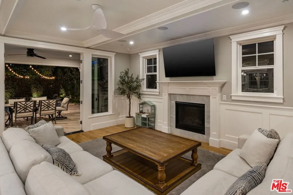 5523 Longridge Avenue Sherman Oaks, CA 91401