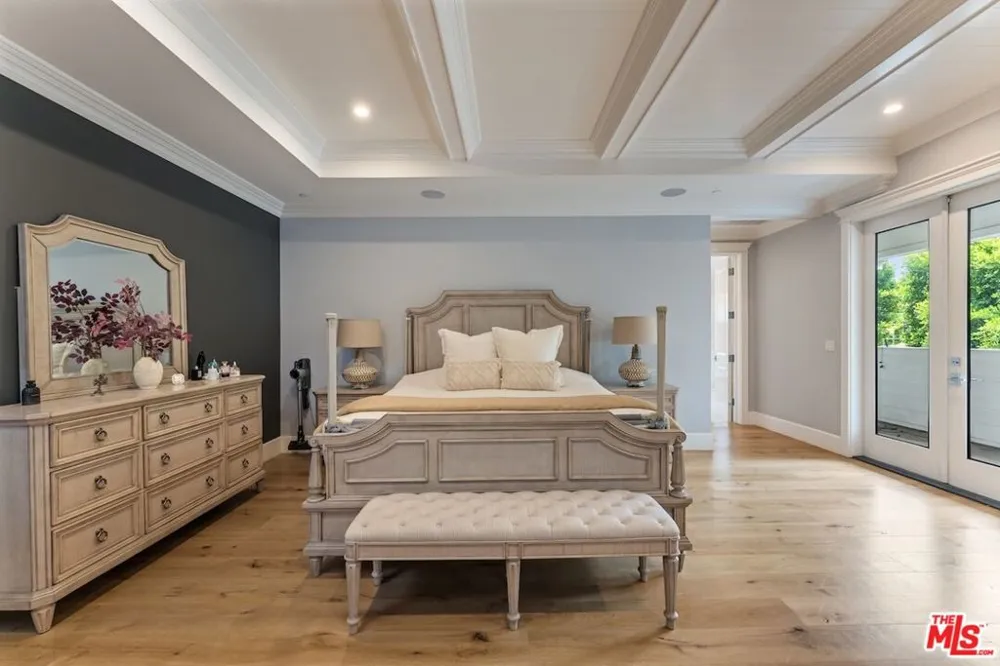 5523 Longridge Avenue Sherman Oaks, CA 91401