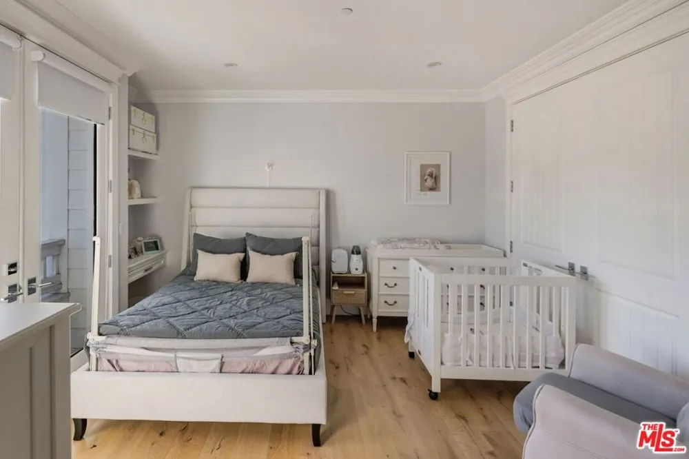 5523 Longridge Avenue Sherman Oaks, CA 91401