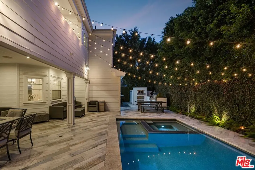 5523 Longridge Avenue Sherman Oaks, CA 91401