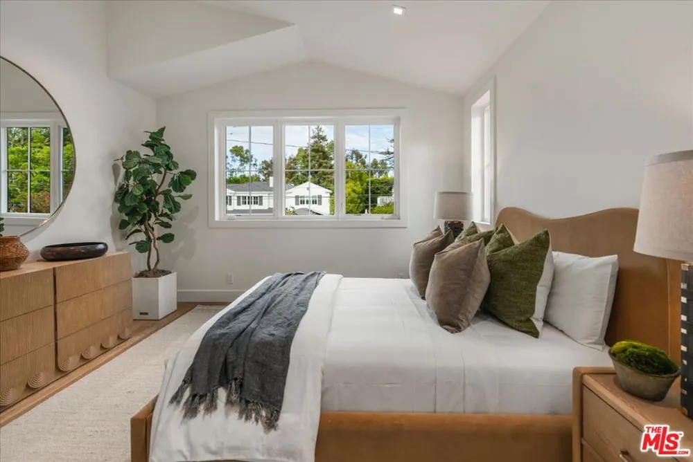541 S Westgate Avenue Los Angeles, CA 90049