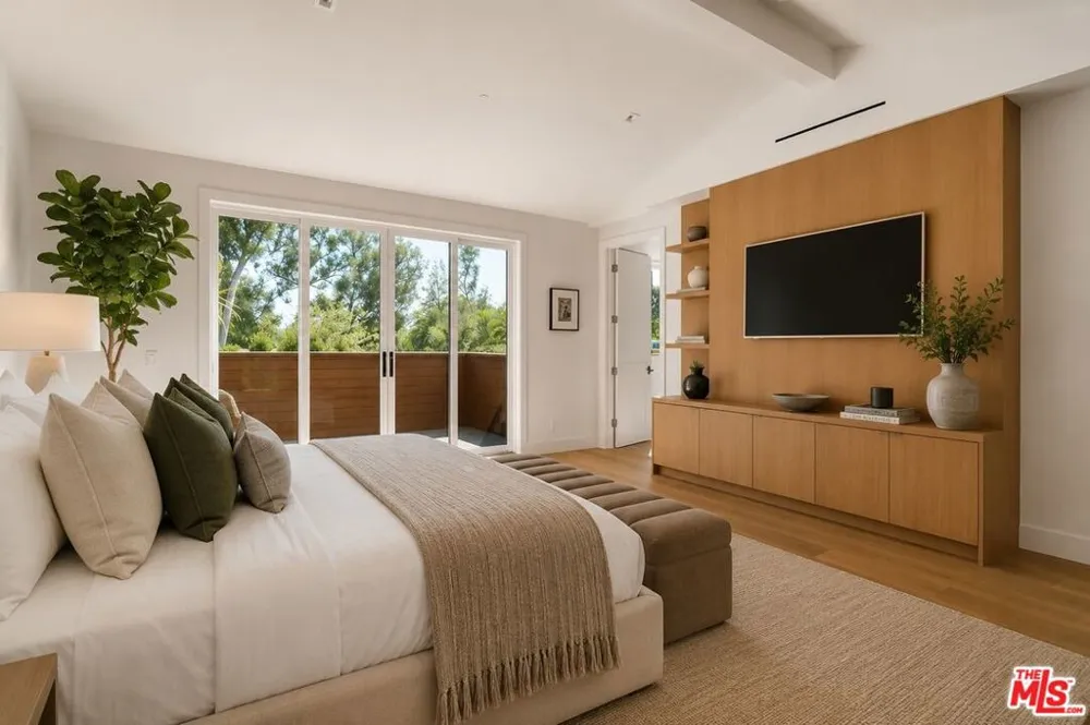 541 S Westgate Avenue Los Angeles, CA 90049