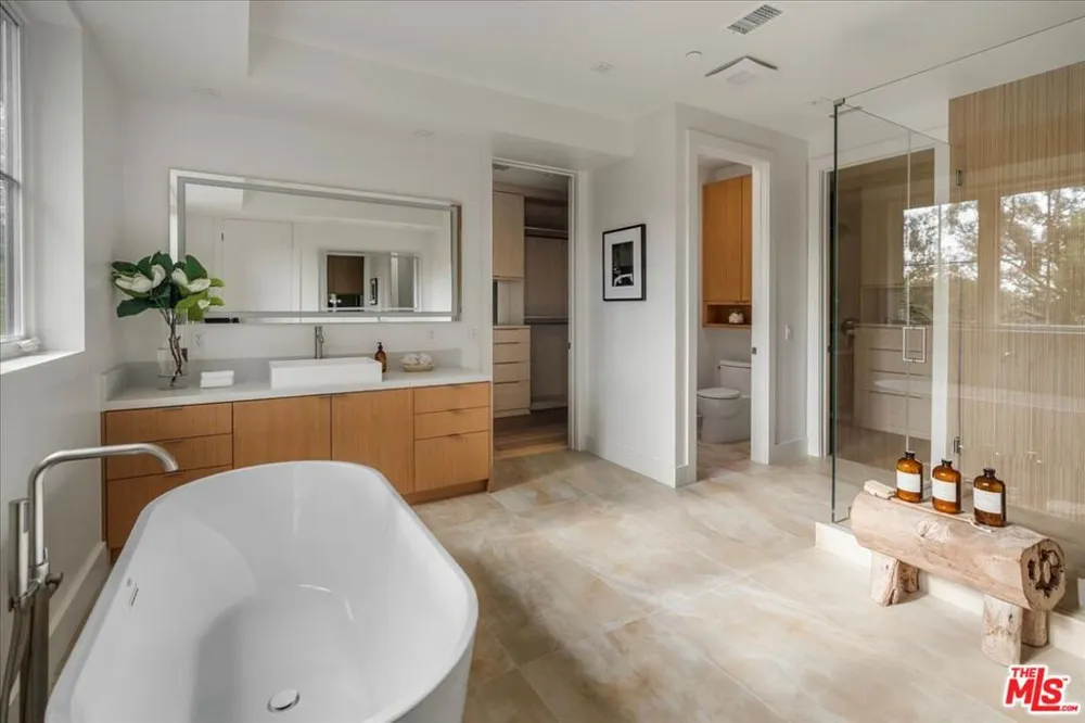 541 S Westgate Avenue Los Angeles, CA 90049