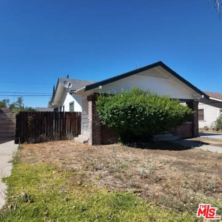 2416 Chester Lane Bakersfield, CA 93304