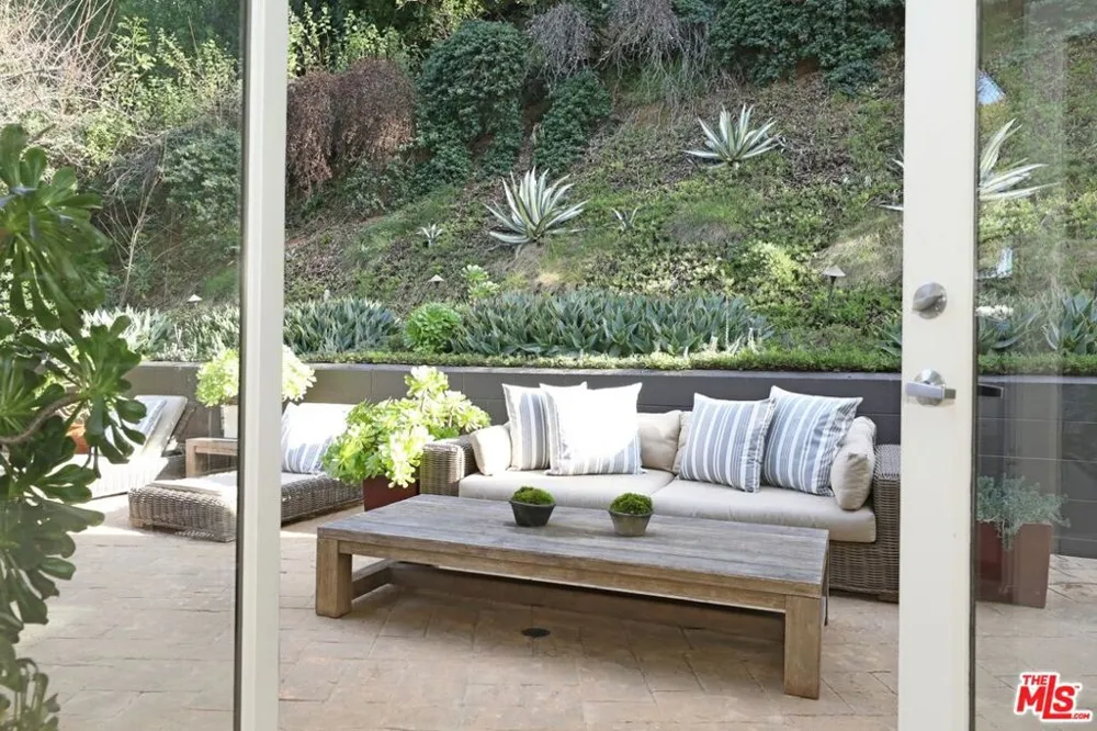 2154 Sunset Crest Drive Los Angeles, CA 90046