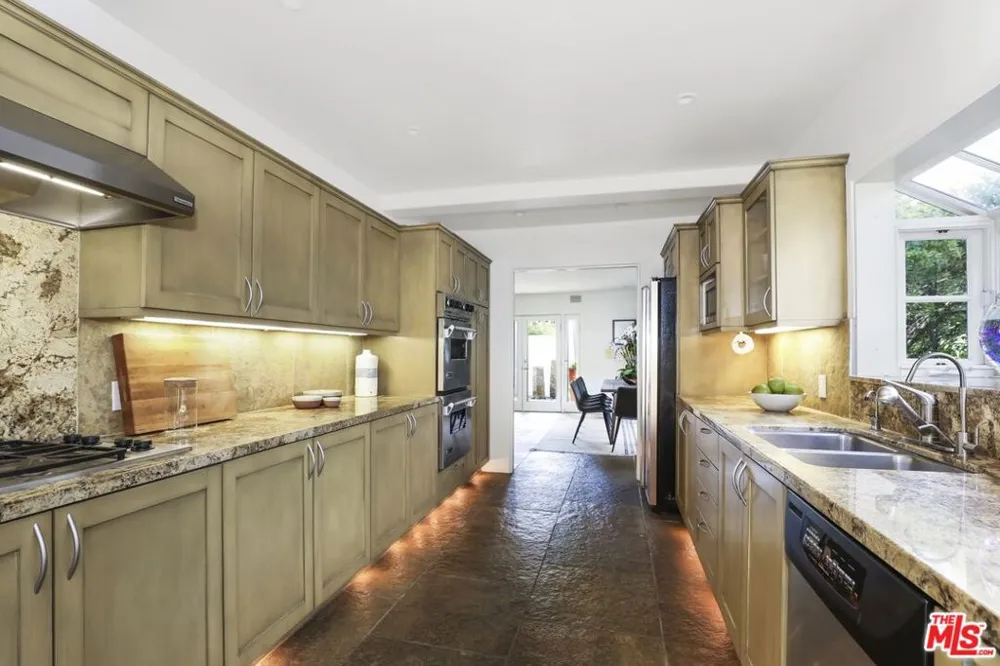 2154 Sunset Crest Drive Los Angeles, CA 90046